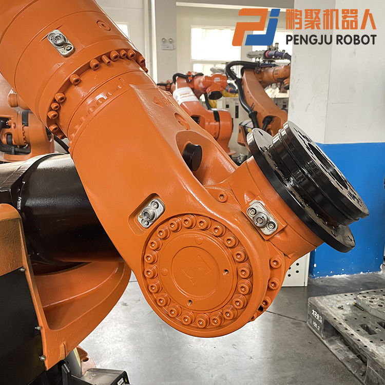 2700 مم وصول KUKA KR210 روبوتات KUKA مستعملة 6- المحور للنحت الدقيق طحن فعال والحفر دون عيب