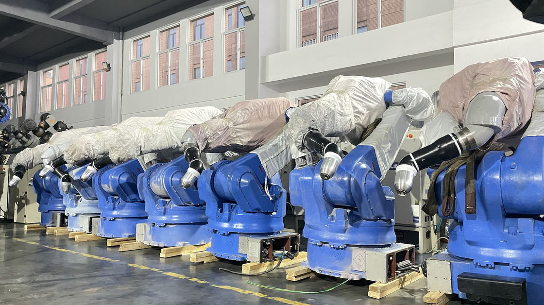 تستخدم Yaskawa EPX2900 ذات 6 محاور أوتوماتيكية بالكامل مع ذراع آلي للرش مع جهاز مقاوم للانفجار
