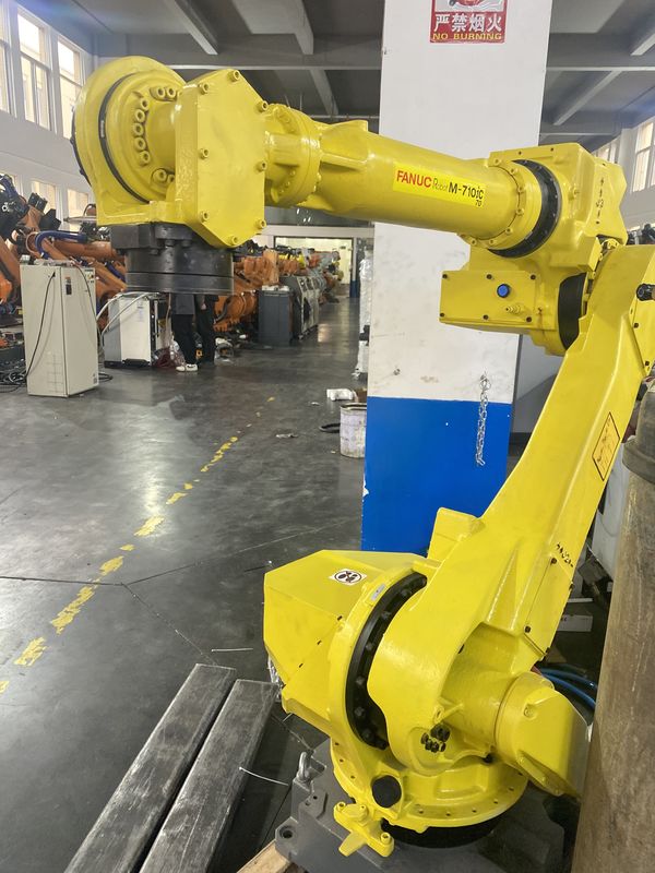 تستخدم FANUC M-710iC / 70 Robot 6 محاور للتركيب الأرضي