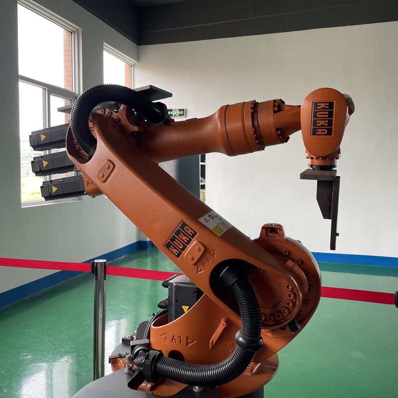 روبوتات KUKA المستخدمة KR16 الجدار 6 محور روبوتات لحام القوس ، روبوتات التجميع ، روبوتات لحام شعاع الإلكترون