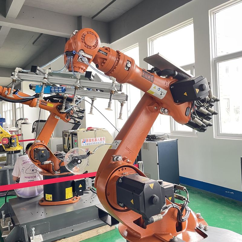 الحمولة المفيدة KUKA Kr16 روبوت لحام مع جهاز تحكم XP 1611 مم وصول Fronius مصدر لحام التعامل مع مجموعة حمولة القطع