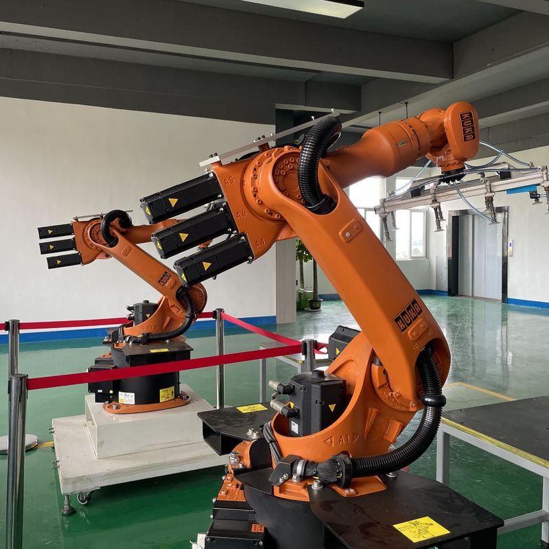 الحمولة المفيدة KUKA Kr16 روبوت لحام مع جهاز تحكم XP 1611 مم وصول Fronius مصدر لحام التعامل مع مجموعة حمولة القطع