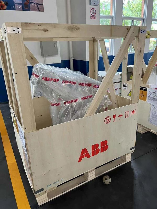 جديد ABB IRB 2600 M2004 20/12 -1.65/1.85 20kg لحام القوس ، صناعة الصحافة ، تحميل وتفريغ قطع الغيار ، المعالجة