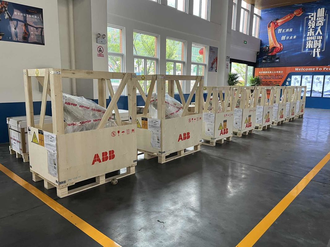 جديد ABB IRB 2600 M2004 20/12 -1.65/1.85 20kg لحام القوس ، صناعة الصحافة ، تحميل وتفريغ قطع الغيار ، المعالجة