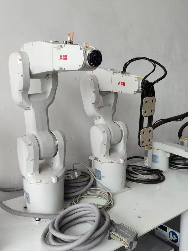 ABB IRB 1200 (5/0.9) روبوت لمعالجة الأجزاء ، التلميع ، القياس ، تجميع الأجزاء