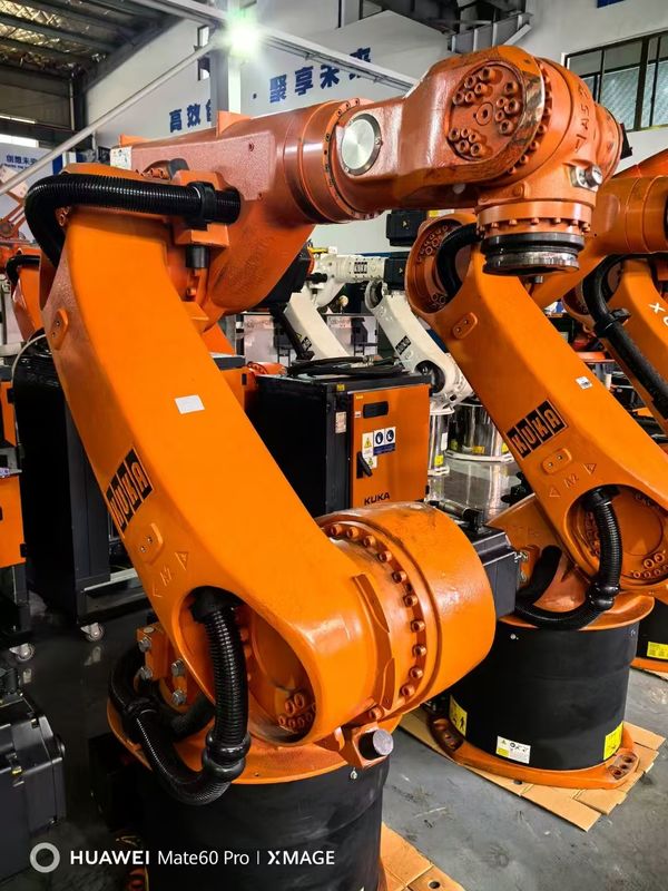 ويتضمن وحدة تحكم KRC4 روبوتات KUKA المستعملة KR60-3 60kg الحمولة المفيدة 2033mm المدى لتحميل التعامل قطع وتجميع