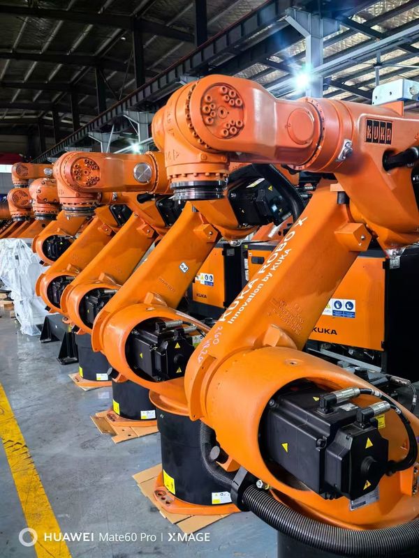 ويتضمن وحدة تحكم KRC4 روبوتات KUKA المستعملة KR60-3 60kg الحمولة المفيدة 2033mm المدى لتحميل التعامل قطع وتجميع