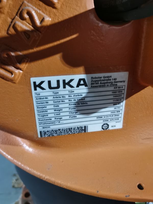 2033 مم وصول KUKA KR60-3 60 كيلوغرام حمولة مفيدة تستخدم روبوتات KUKA للتعامل مع المواد والتقاط