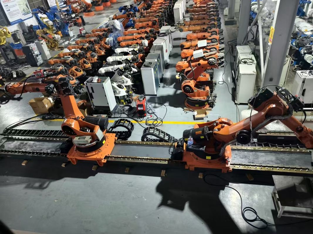 يختلف المدى عادةً من 600 ملم إلى 3000 ملم روبوتات ABB المستخدمة مع حمولة فائدة 235 كجم ويمكن تكرارها 0.06 ملم دعم وتحديد الأتمتة