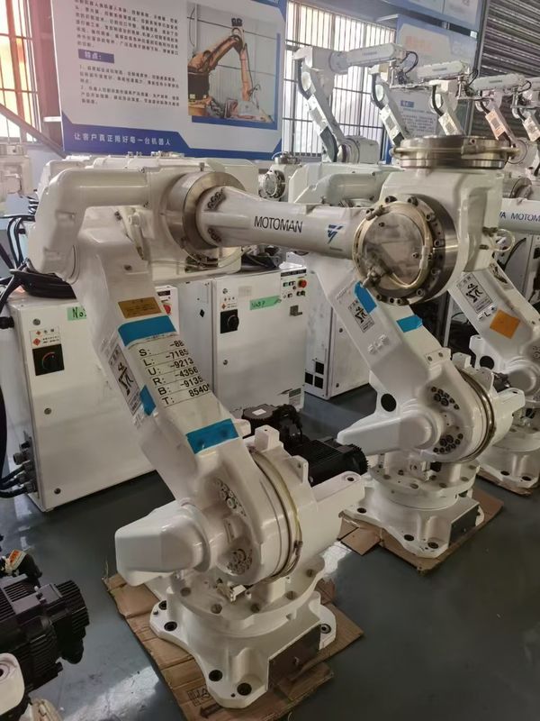 2061mm Reach CR50 XRC 50kg الحمولة المفيدة روبوت لحام القوس Motoman للضغط وتحريك وتحميل / تفريغ الأجزاء